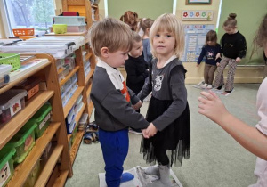 Dzieci tańczą na gazecie w parach.