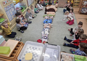 Dzieci ułożyły misie od najmniejszego do największego.