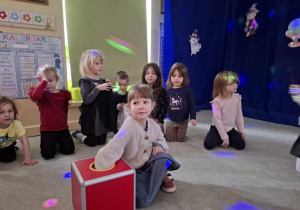 Dziewczynka losuje przedmiot z wróżbą.