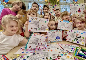 Dzieci prezentują listy do premiera.