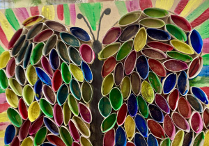 Dziewczynka pokazuje zrobionego motyla.