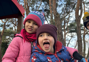 Dzieci na placu zabaw.