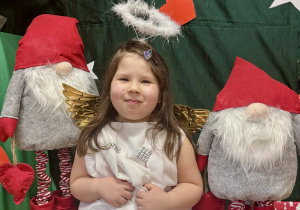 Dziewczynka przebrana za anioła.