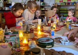 Dzieci robią pierniki.