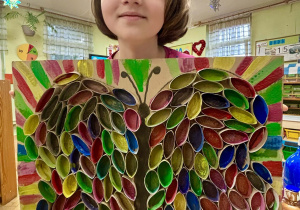 Dziewczynka i zrobiony duży motyl.