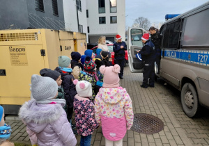 Dzieci z wizytą na komendzie policji.