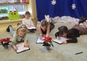 Dzieci szkicują gwiazdę betlejemską.