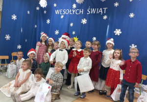 Dzieci pozują do zdjęcia z Mikołajem po występie Bożonarodzeniowym.