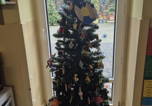 Nasza klasowa choinka ubrana w ozdoby wykonane przez dzieci wraz z Rodzicami.