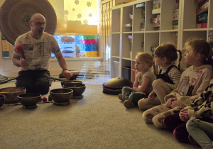 Magiczny koncert zagrany przez Tatę dziewczynki.