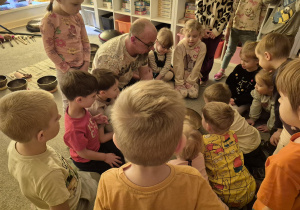 Tata opowiadał nam o dźwięku i pokazał nam, że dźwięk można zobaczyć.