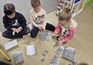 Dzieci zgodnie z systemem EPR tworzą elementy do Szopki.