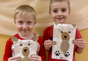 Chłopcy pokazują zrobione misie.