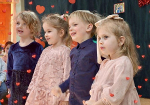 Dzieci na uroczystości recytują wiersz.