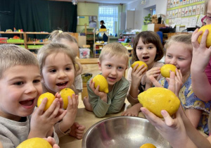 Dzieci smakują cytryny.