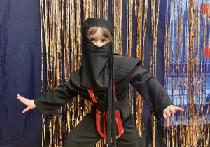 Dziewczynka w stroju ninja.