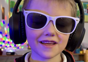 Chłopiec przebrany za DJa