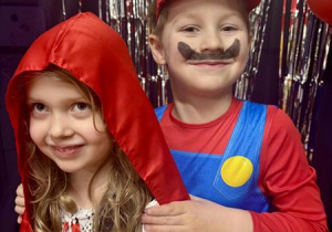 Dzieci w strojach karnawałowych.