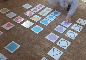 Dziewczynka koduje obrazki.