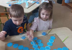 Dzieci podczas zabaw sensorycznych.