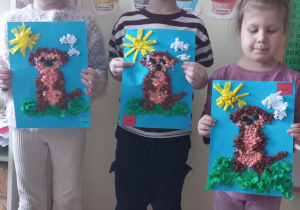 Dzieci zrobiły prace plastyczną - Surykatki z bibuły.