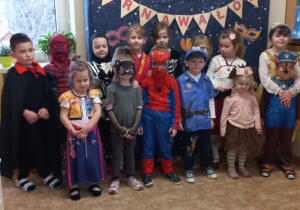 Dzieci w strojach karnawałowych.