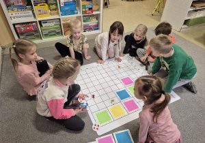 Robot Indi zbiera obrazki zaczynające się na literkę a.