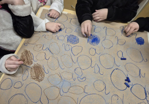 EPR dzieci kolorują koła z literki a.