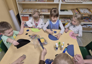 Dzieci młodsze tworzą auto z dużego koła.