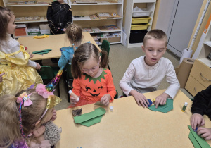 Starsze dzieci składają auta z kwadratu.