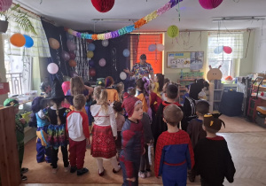 Dzieci bawią się na balu karnawałowym.