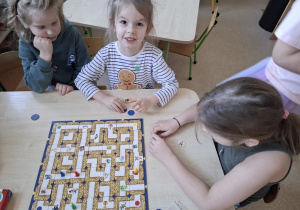 Dzieci grają w grę labirynt.