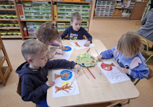 Dzieci kolorują drzewa.