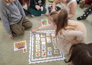 Dziewczynka tworzy trasę dla robota edukacyjnego.