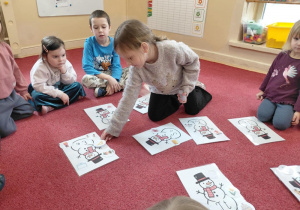 Dzieci uczą się liter dokładając odpowiedni obrazek do litery.