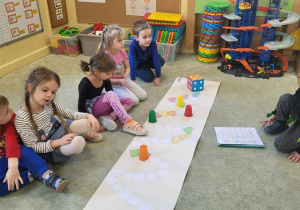 Dzieci tworzą grę planszową.