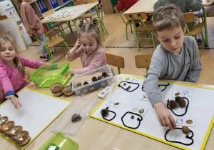 Dzieci uczą się liczyć wykorzystując pudełka cyfrowe.