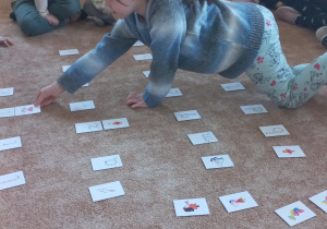 Dziewczynka wyszukuje wskazaną literę.