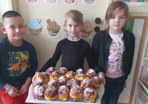 Dzieci wykonały pączki z kolorowego papieru z okazji Tłustego Czwartku.