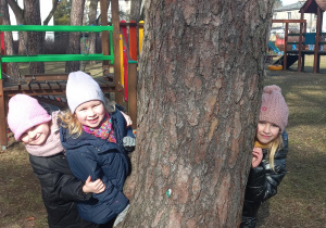 Dzieci bawią się w ogrodzie przedszkolnym.