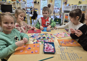 Dzieci przygotowują kartki z okazji Dnia Kobiet dla Pań przebywających w szptalu.