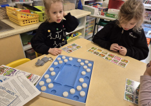 Dzień Gier Planszowych - dzieci uczą się nawzajem zasad gry.