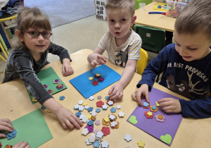 Maluszki również zaangażowały się w przygotowanie kartek dla Kobiet.