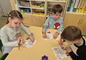 Postacie z bajek malowane farbami.