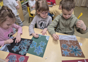 Ostatnia praca zimowa - rysowanie białą kredką.