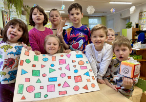 Dzieci prezentują zrobioną grę matematyczną.