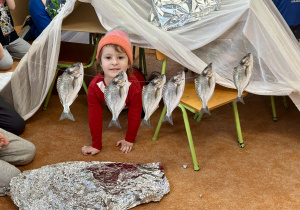 Dziewczynka w igloo zrobionym z firanki.