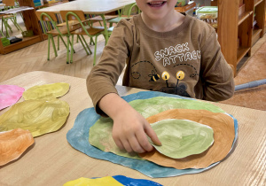 Chłopiec pokazuje zrobiony kryształ.