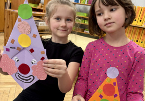 Dziewczynki pokazują zrobione klauny.