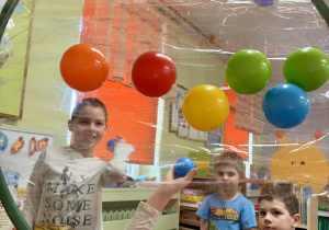 Dzieci rzucają piłkami.